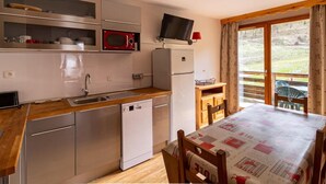 Coffee/tea maker, fridge, microwave, dishwasher - 50m from ski slopes, 3rd floor, fitness, swimming pool, sauna, balcony, tv, ski locker, 40m² (Les Orres)