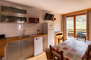 Private kitchen - 50m from ski slopes, 3rd floor, fitness, swimming pool, sauna, balcony, tv, ski locker, 40m² (Les Orres)