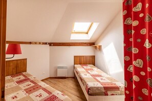Room - 50m from ski slopes, 3rd floor, fitness, swimming pool, sauna, balcony, tv, ski locker, 40m² (Les Orres)