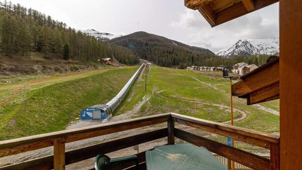 Outdoor dining - 50m from ski slopes, 3rd floor, fitness, swimming pool, sauna, balcony, tv, ski locker, 40m² (Les Orres)