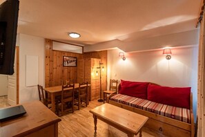 Interior - 2nd floor, view ski slopes, swimming pool, sauna, balcony, tv, ski locker, 35m², Les Orres (Les Orres)