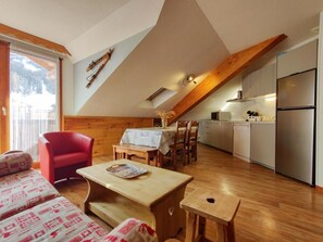 TV - 50m from ski slopes, 3rd floor, fitness, swimming pool, sauna, balcony, fireplace or stove, tv (Les Orres)