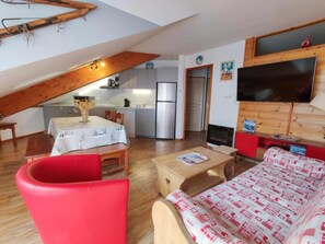 TV - 50m from ski slopes, 3rd floor, fitness, swimming pool, sauna, balcony, fireplace or stove, tv (Les Orres)