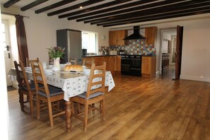 Dining - Jacobswell House – Dog‑Friendly 3‑Bedroom Cottage with Field Views & Cycle Storage (Cramlington)