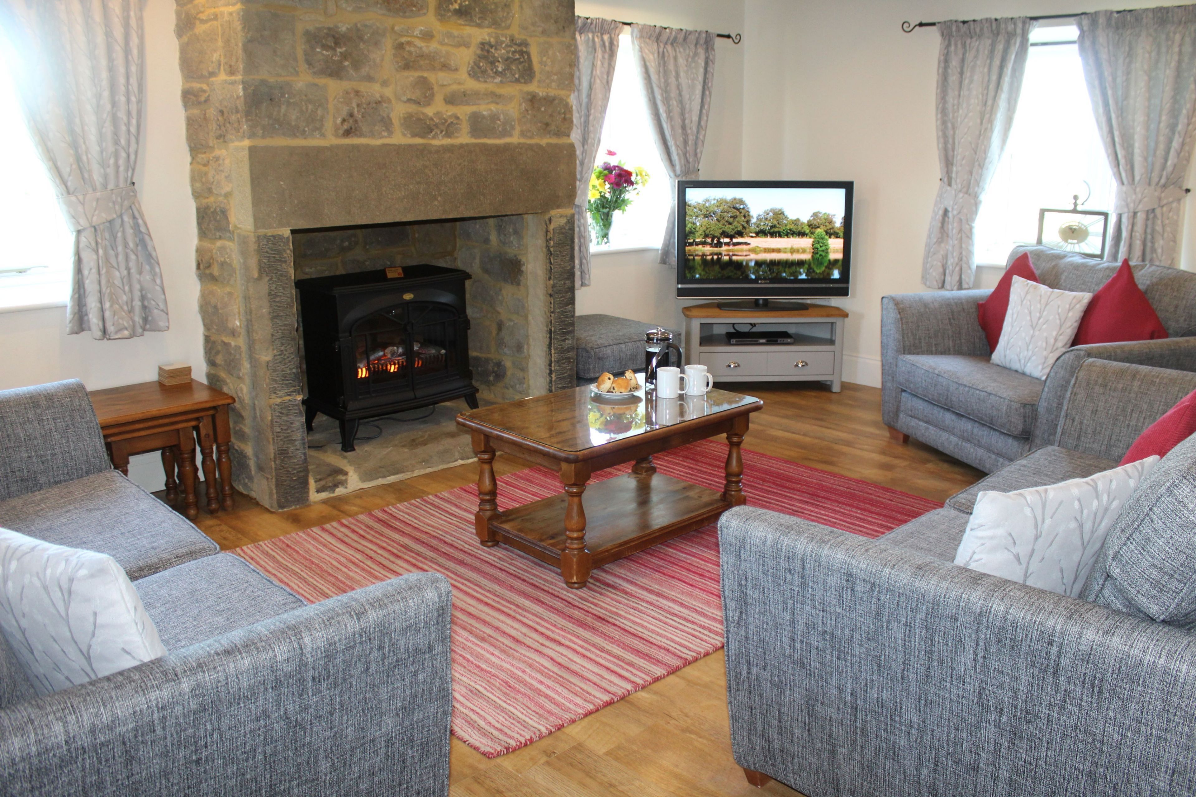 Fernseher, DVD-Player, Bücher, Stereoanlage