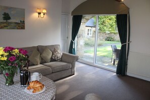 TV, DVD player, books, stereo