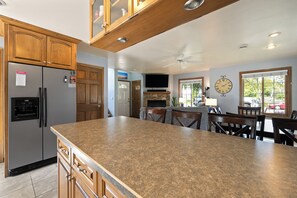 Dining - Downtown Fish Creek-Community Pool and walking distance to bars and restaurants! (Fish Creek)
