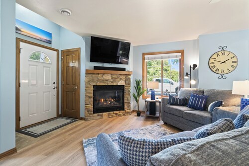 Downtown Fish Creek-Community Pool and walking distance to bars and restaurants!