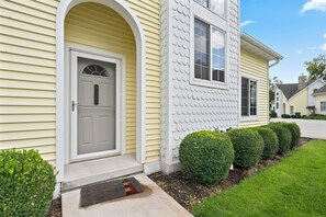 Exterior detail - Downtown Fish Creek-Community Pool and walking distance to bars and restaurants! (Fish Creek)