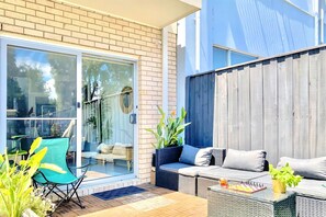 Terrace/patio - Convenient I Spacious I Playground | Backyard BBQ I Park View (Yarraville)