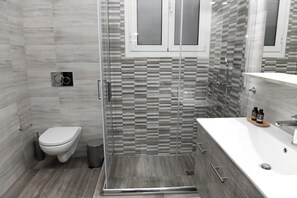 Sèche-cheveux, bidet, serviettes fournies, savon