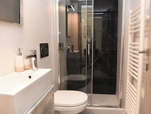 Sèche-cheveux, bidet, serviettes fournies, savon