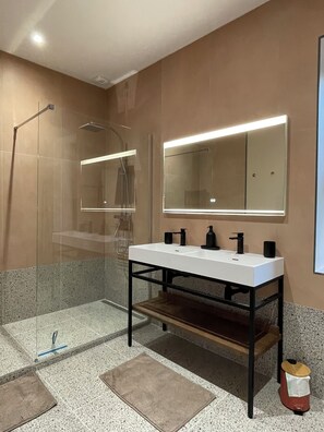 Chuveiro, secador de cabelo