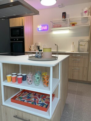 Geladeira, micro-ondas, fogão, cooktop