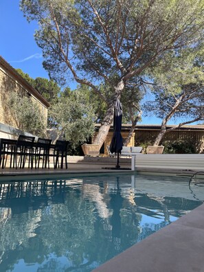 Una piscina al aire libre, una piscina climatizada