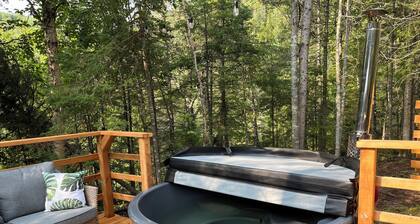 River/ Wooden Hottub Yurt in Nature