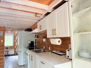 Frigorifero, forno, piano cottura, macchina per tè/caffè