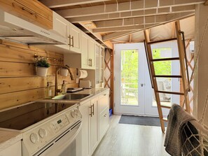 Réfrigérateur, un four, surface de cuisson, cafetière-théière