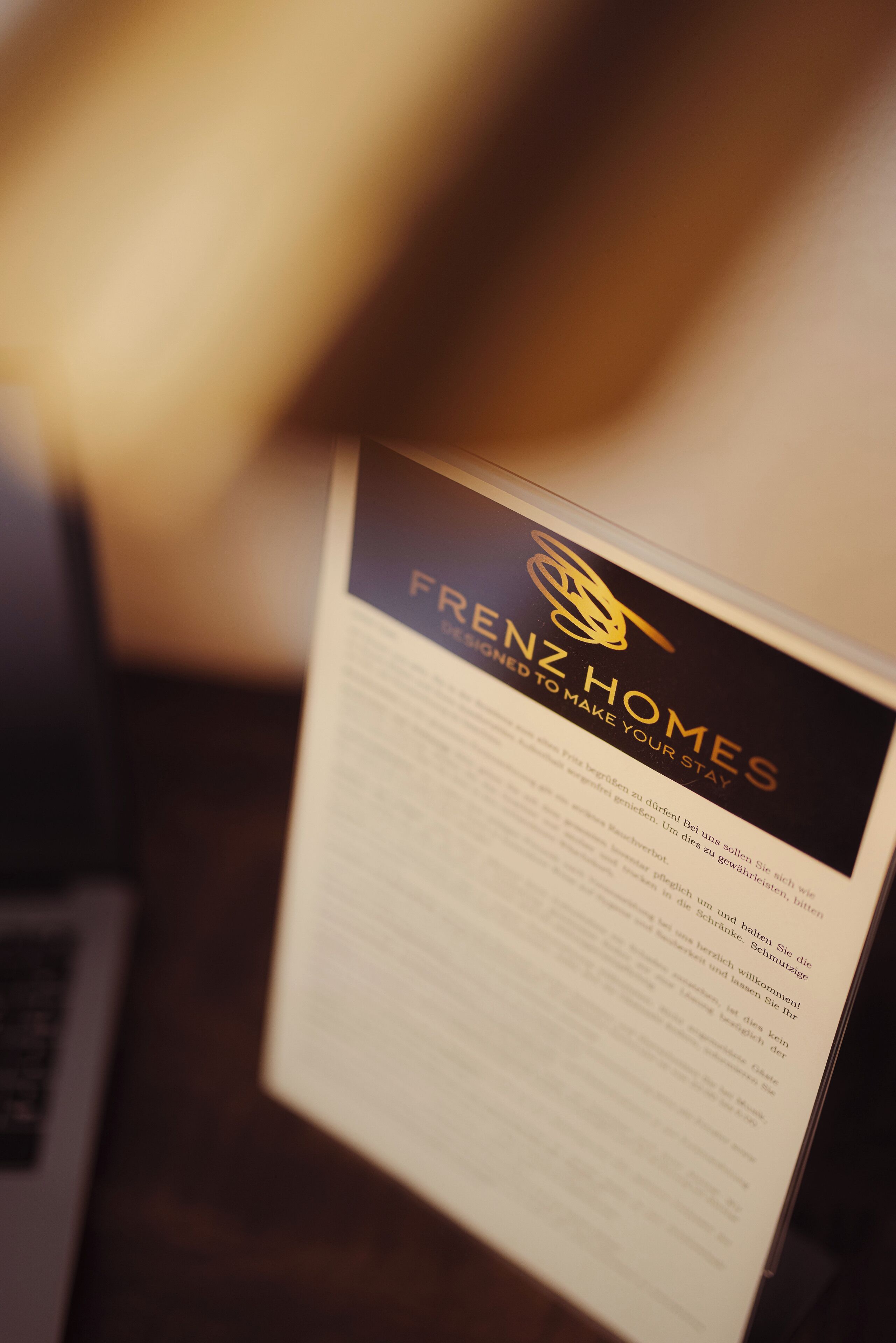 Une brochure ou une fiche d’information sur laquelle le logo et le nom « Frenz Homes » sont clairement visibles.