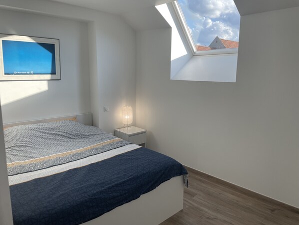 3 habitaciones, escritorio y tabla de planchar con plancha