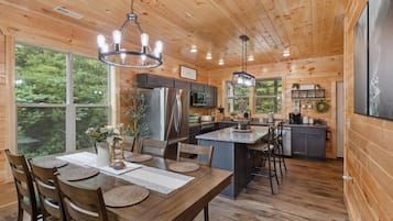 Cabana, 3 quartos | Cozinha privada | Geladeira, fogão, cafeteira/chaleira, torradeira