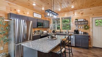 Cabin, 3 Bedrooms | Private kitchen