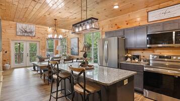 Cabin, 3 Bedrooms | Private kitchen