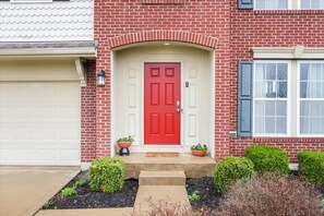 Exterior detail - Cozy Newley Remodel 6 Bedroom Home Sleeps 17  (Groveport)