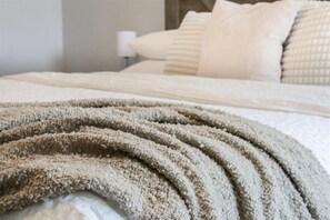 6 slaapkamers, een bureau, een strijkplank/strijkijzer, reisbedje