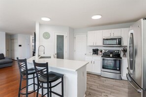 Fridge, microwave, oven, stovetop - Cozy Newley Remodel 6 Bedroom Home Sleeps 17  (Groveport)