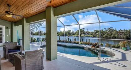 A Waterfront Oasis! Private pool, Gulf access in sunny N Fort Myers!