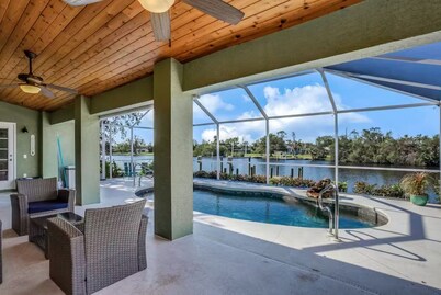 Waterfront Oasis w/Private Pool, Fishing, Gulf access in sunny SW Florida!