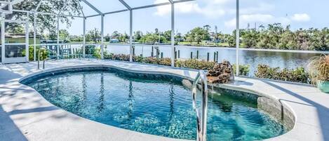 Una piscina al aire libre, una piscina climatizada