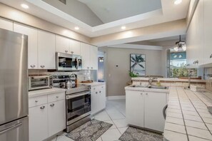 Fridge, microwave, oven, stovetop - A Waterfront Oasis! Private pool, Fishing, Gulf access in sunny N Fort Myers! (North Fort Myers)