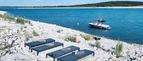 Sur la plage, chaise longue, serviettes de plage