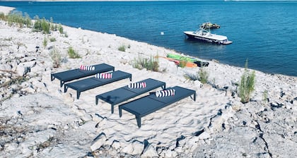 JetSkis, Jacuzzi, Private Beach, Kayak, SUP, Lakeview, Lakefront! 3/2 Lakehouse