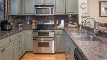 Condo, 3 Bedrooms | Private kitchen