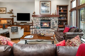 Apartamento, 3 habitaciones | Zona de estar | Una Smart TV