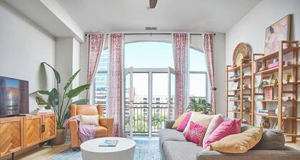 Luxe Downtown Penthouse! In the Heart of City w/Parking!!