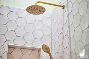 Hair dryer, towels, soap, shampoo - Luxe Downtown Penthouse! In the Heart of City w/Parking!! (Raleigh)