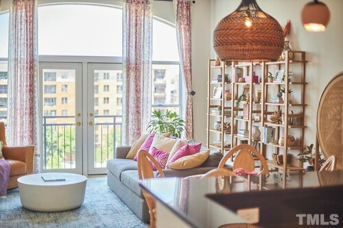 Luxe Downtown Penthouse! In the Heart of City w/Parking!!