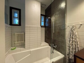 Ducha, secador de pelo, toallas, jabón