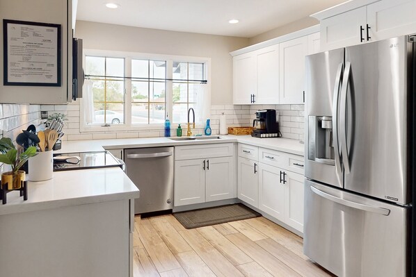 Refrigerador, microondas, horno y parrilla de estufa