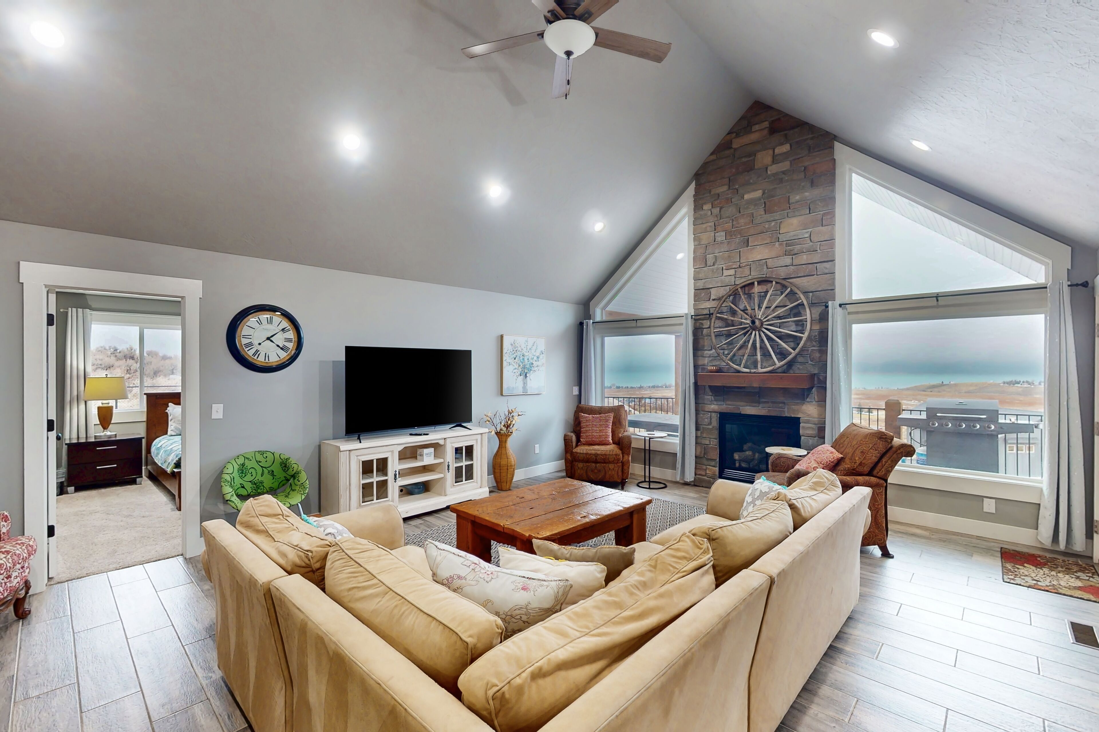 Een televisie en tafelvoetbal