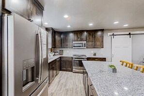 Kühlschrank, Mikrowelle, Ofen, Herdplatte