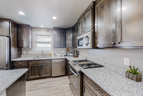 Kühlschrank, Mikrowelle, Ofen, Herdplatte