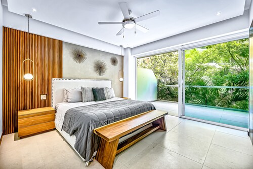 Gorgeous condo with ocean view, massive pool balcony, & beach access