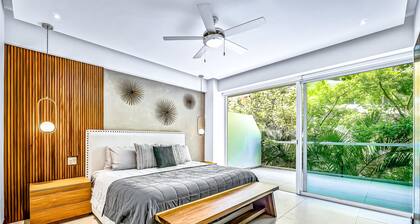 Gorgeous condo with ocean view, massive pool balcony, & beach access