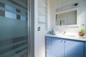 Een douche, handdoeken, toiletpapier