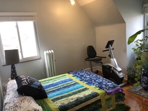 4 quartos, ferros/tábuas de passar roupa, berço de viagem
